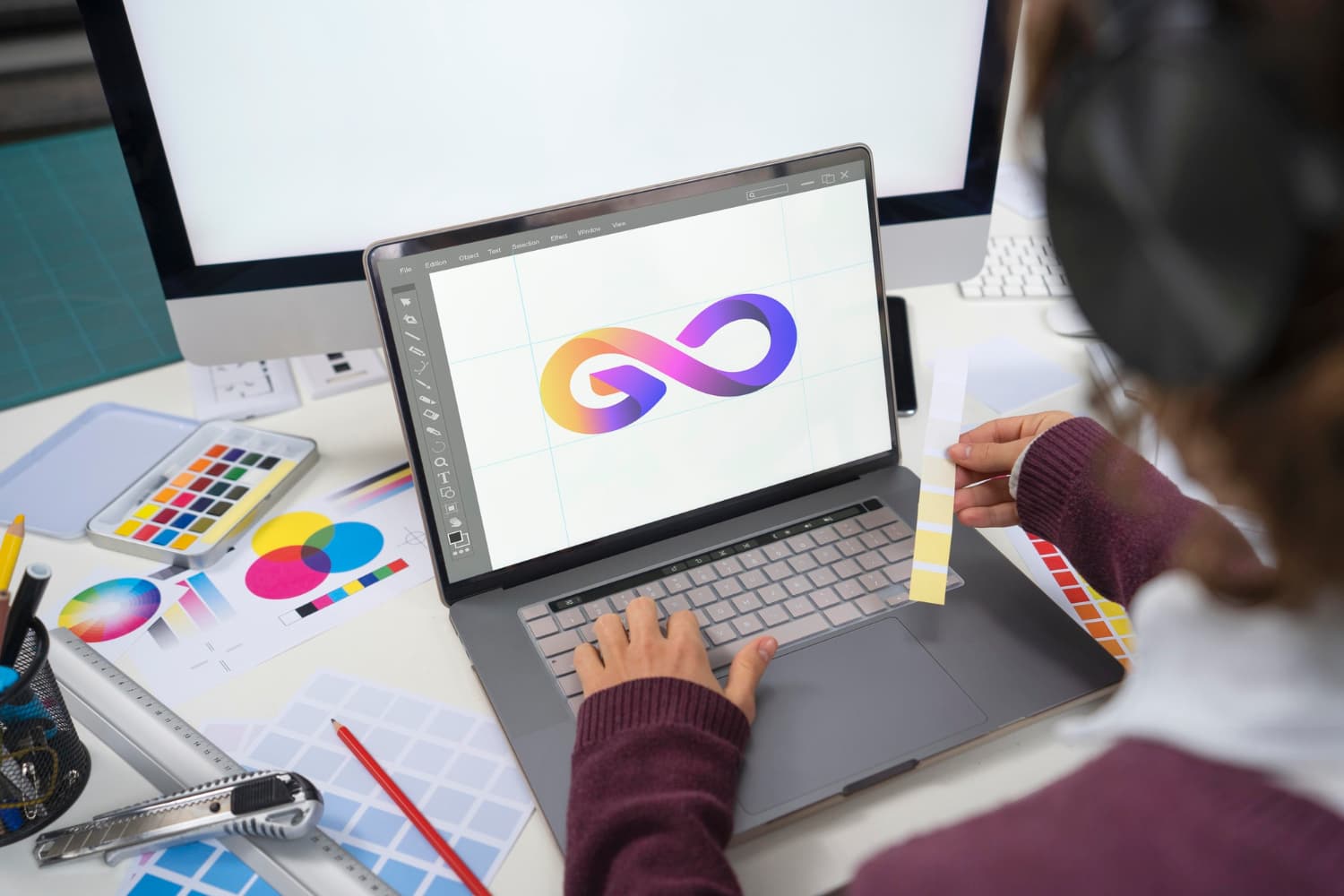 Webbly Media upphovsrättspolicy Designer som skapar digitala varumärkestillgångar på en laptop